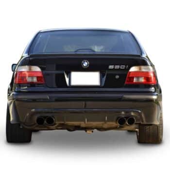 Yüksek performanslı BMW 560i araba arka görünüm, modifiye edilmiş sportif tasarım, otomobil tamiri ve tuning hizmetleri.