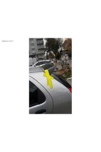 Araba spoyleri ve yan aynalıkta sarı boyalar, otomotiv tuning ve modifikasyon hizmetleri.