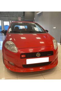 Yüksek performanslı kırmızı Fiat aracı, Türkiye bayrağı ve flamalarıyla detaylandırılmış.