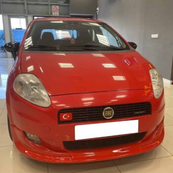 Yüksek performanslı kırmızı Fiat aracı, Türkiye bayrağı ve flamalarıyla detaylandırılmış.
