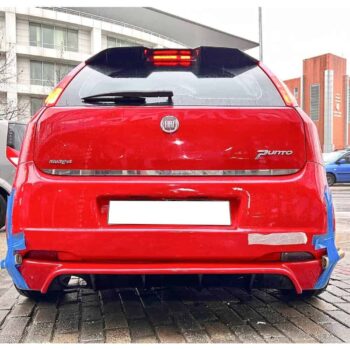 Yüksek performanslı Fiat Punto tuning aracı, arka görünüm, sportif egzoz ve özelleştirilmiş detaylar ile öne çıkıyor.