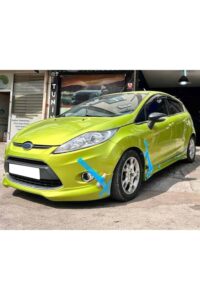 Yüksek performanslı ve modifiye edilmiş yeşil Ford Fiesta aracının ön yüzü, MD Tuning Garaj'da detaylı araç modifikasyonları ile gösteriliyor.