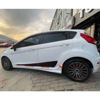 Araba modifiye, beyaz hatchback otomobil, spor jantlar ve decal detaylarıyla MD Tuning Garaj, araç performans ve tasarım çözümleri.