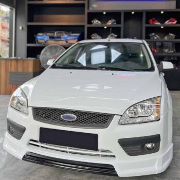Otomobil ön görünüm, beyaz Ford hatchback, MD Tuning Garaj, otomobil modifikasyonu ve aksesuarları, yüksek performanslı araç dönüşümü.