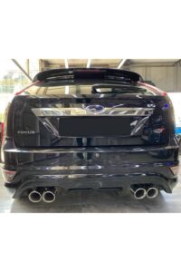 Yüksek performanslı Ford Focus ST arka görünümü, egzoz çıkışları ve sportif tasarımıyla detaylandırılmış.