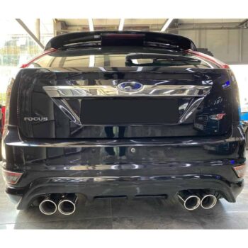 Yüksek performanslı Ford Focus ST arka görünümü, egzoz çıkışları ve sportif tasarımıyla detaylandırılmış.
