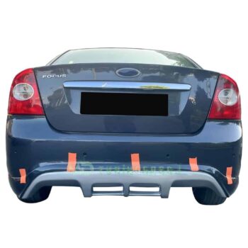 Yüksek kaliteli Ford Focus arka kısmı, otomobil modifikasyonu ve tuning detayları ile.