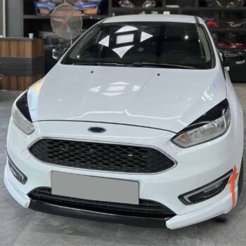 Araç modifiye hizmetleriyle öne çıkan MD Tuning Garaj'da, beyaz yeni nesil Ford Fiesta. Yüksek performans ve özelleştirilmiş tasarım için tercih edilir.