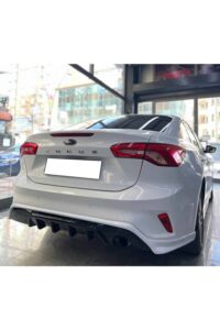 Yenilenmiş beyaz Porsche otomobil, MD Tuning Garaj'da performans ve estetiği artırmak için özel olarak modifiye edilmiştir.