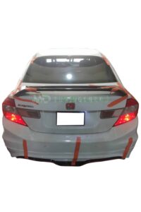 Yenilenmiş Honda Civic ön arka kısım otomobil, detaylı görünüm, araç tamirat ve modifiye işlemi.