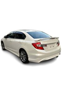 Ağ sedan otomobil, MD Tuning Garaj odaklı performans ve modifikasyon, şık görünüm ve aerodinamik detaylar.