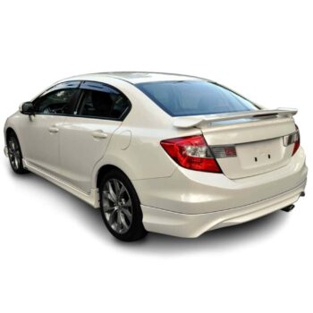 Ağ sedan otomobil, MD Tuning Garaj odaklı performans ve modifikasyon, şık görünüm ve aerodinamik detaylar.