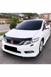 Araba modifiye edilmiş, siyah ön spoiler ve karartılmış camlar ile sportif görünüm.