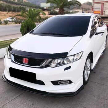 Araba modifiye edilmiş, siyah ön spoiler ve karartılmış camlar ile sportif görünüm.