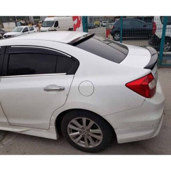 Yapıştırıcılı spoiler ve karartılmış camlar ile beyaz sedan araba, MD Tuning Garaj hizmetleri için hazır.