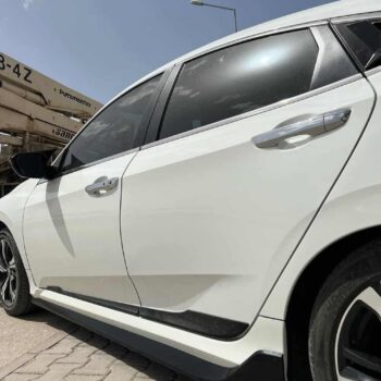 Yüksek performanslı otomobil modifikasyonu ile şık ve sportif görünüm.