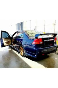 Yüksek performanslı mavi spor otomobil, profesyonel tuning ve modifikasyonlar, Porsche tarzı görünüme sahiptir.