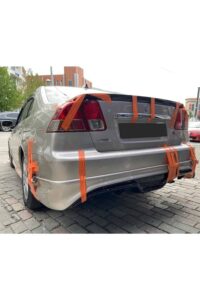 Yenilenen otomobil üzerinde koruyucu bantlar, trafikte güvenli araç taşıma ve montaj işlemleri, detaylı araç koruma hizmetleri.