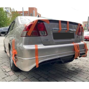 Yenilenen otomobil üzerinde koruyucu bantlar, trafikte güvenli araç taşıma ve montaj işlemleri, detaylı araç koruma hizmetleri.