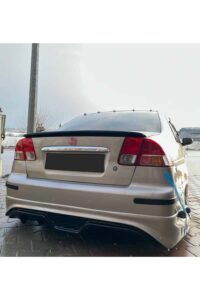 Yenilenmiş sedan araba arka görünüm, otomobil tuning ve modifikasyon detayları.