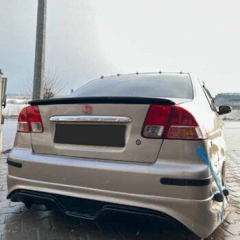 Yenilenmiş sedan araba arka görünüm, otomobil tuning ve modifikasyon detayları.