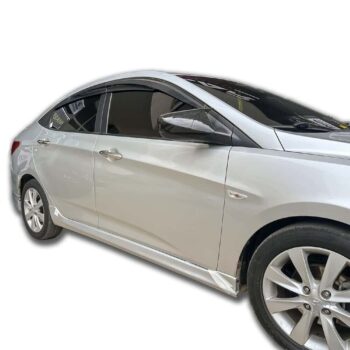 Yüksek performanslı otomobil modifikasyonu, jantlar ve vücut kitleriyle detaylı tasarım.