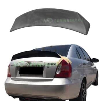 Yüksek performanslı araç spoyleri, LED logo ve şık tasarım ile Hyundai Elantra araba arka görünümüne uyum sağlar.
