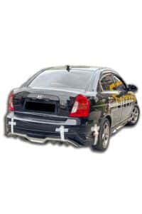 Yüksek performanslı oto modifiye Hyundai Accent arka görünüm, otomobil tuning ve hız odaklı aksesuarlar.