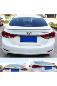 Yüksek kaliteli beyaz Hyundai Elantra arka görünümü, MD Tuning Garaj tarafından modifiye edilmiştir.