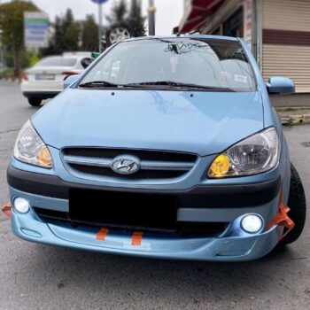 Yolcu tarafı ön görünümde Hyundai Accent modifiye edilmiş araç, ivedi performans ve boyutla özelleştirilmiş.