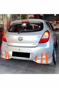 Yol tutuşlu beyaz Hyundai i20 otomobil, spor ön ve yan spoylerler ile modifiye edilmiştir.