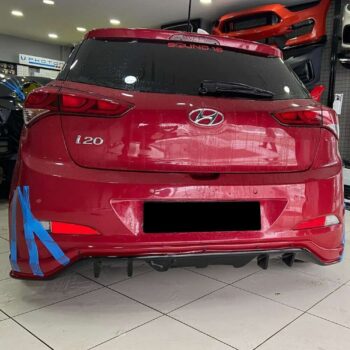 Yedek parça olarak montaj için kırmızı Hyundai i20 ön görünüm aracın arka kısmı.