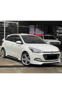 Yurt içi beyaz Hyundai hatchback otomobil.