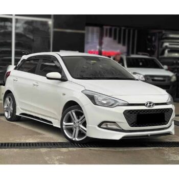 Yurt içi beyaz Hyundai hatchback otomobil.