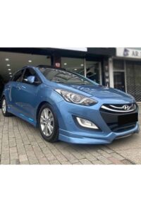 Otomobil on görünüm, mavi renkli, Hyundai i30 model, şehir ortamında araç servisi.