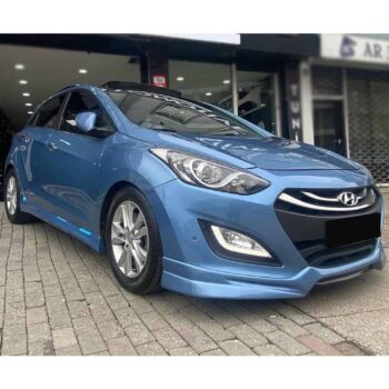 Otomobil on görünüm, mavi renkli, Hyundai i30 model, şehir ortamında araç servisi.