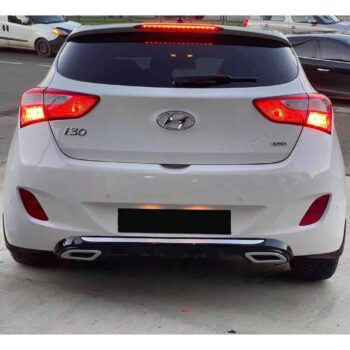 Yolcu geri görüş kamerası ile Hyundai i30 arka görünüm.