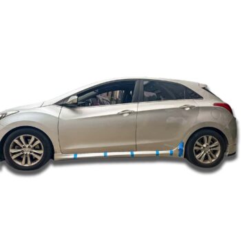 Yüksek performanslı araç modifikasyonu ve otomobil aksesuarları başlığı altında, şık ve modern bir sedan araç görüntüsü.