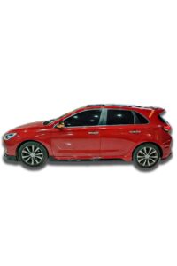 Yüksek performanslı kırmızı hatchback araba, otomobil modifikasyonu ve tuning hizmetleri için ideal.