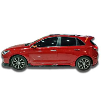 Yüksek performanslı kırmızı hatchback araba, otomobil modifikasyonu ve tuning hizmetleri için ideal.