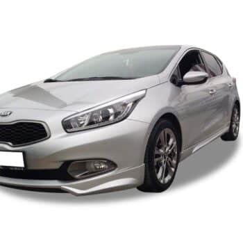 Yüksek performanslı beyaz Kia hatchback araba.