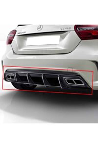Yenilikçi AMG sportif egzoz çıkışları ve aerodinamik spoiler ile Mercedes-Benz A 45 model araba.