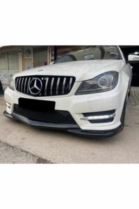 Yüksek performanslı Mercedes-Benz aydınlatmalı ön tamponlu araç.