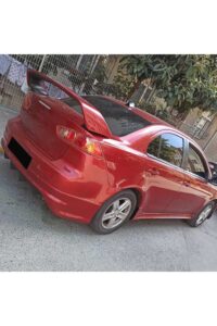 Yüksek performanslı kırmızı spor otomobil, MD Tuning Garaj servisi.