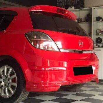 Yüksek parlak kırmızı Opel Astra hatchback araç, detaylı otomobil modifikasyonları ve tuning hizmetleri ile gösteriliyor.
