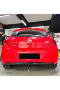 Yüksek kaliteli Opel Astra arka görünüm, kırmızı renk ve şık tasarım detayları. Otomotiv bakım ve modifiye uzmanlığıyla düzenlenmiş araç.