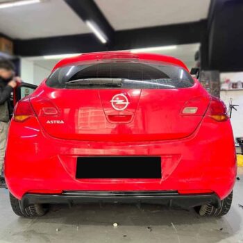 Yüksek kaliteli Opel Astra arka görünüm, kırmızı renk ve şık tasarım detayları. Otomotiv bakım ve modifiye uzmanlığıyla düzenlenmiş araç.