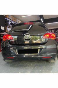 Yüksek performanslı Opel Astra otomobil arka görünüm, oto tamiri ve modifikasyon hizmetleri.