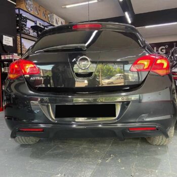Yüksek performanslı Opel Astra otomobil arka görünüm, oto tamiri ve modifikasyon hizmetleri.