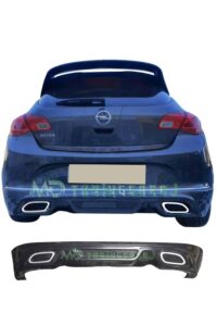 Ağır çatı rüzgarlığı ve egzoz çıkışlarıyla Opel Astra araç arka görünümü, modern stil ve performans odaklı tasarım.